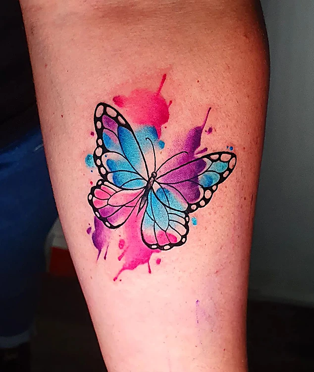 Mariposa azul y rosa con manchas de acuarela en la pierna