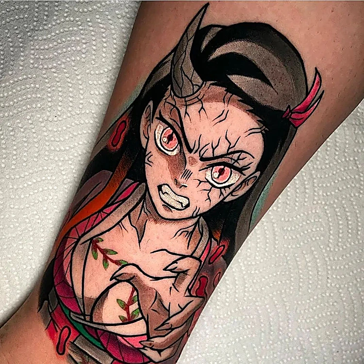 Nezuko de anime a color en el antebrazo, con ojos rosas y kimono rosa y verde
