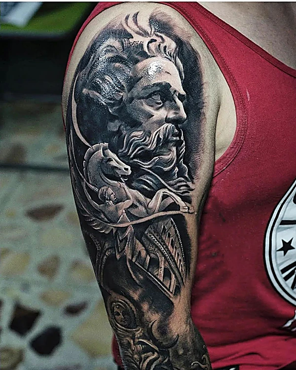 Poseidón en realismo negro y gris en el hombro