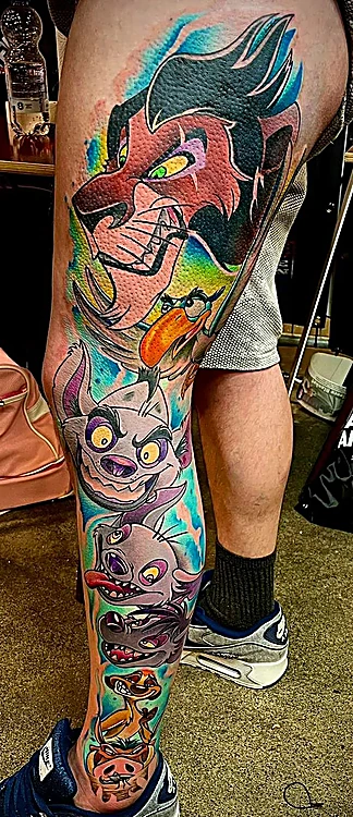 Pierna completa a color con Scar, Zazú, las hienas, Timón y Pumba de El Rey León