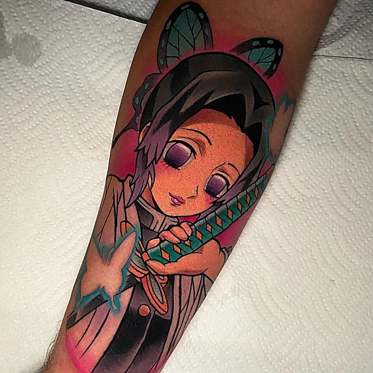 Shinobu de anime a color en el antebrazo